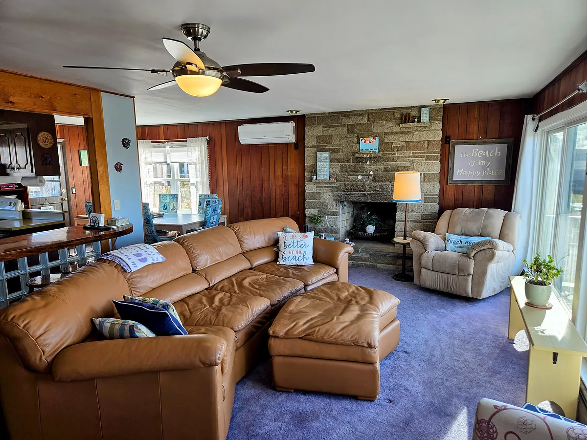 Sun filled upstairs living room with breakfast bar - Larch Ave