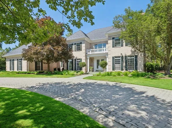 351 Wallace Rd, Lake Forest, IL 60045