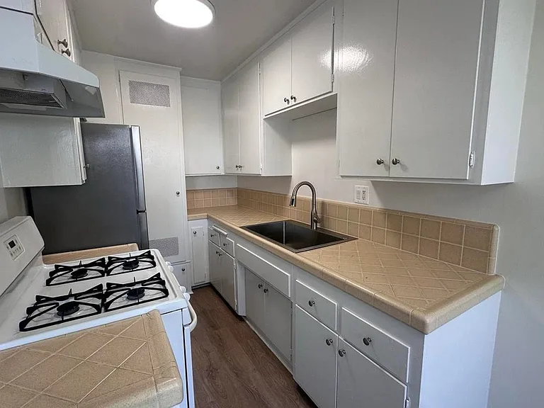1219 Barry Ave #3 — Photo 5