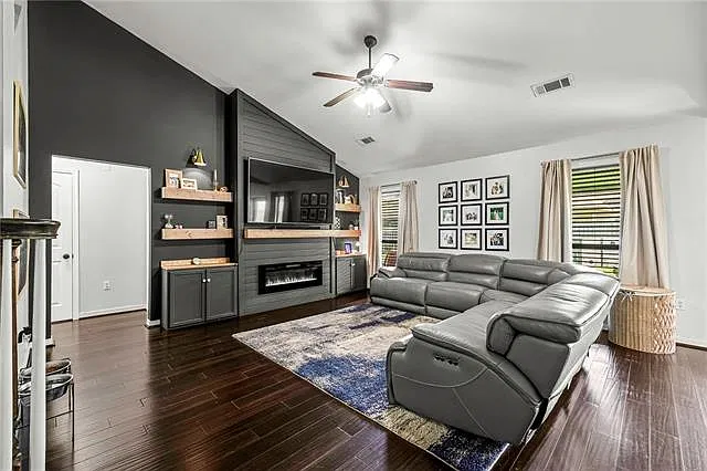 4 bed, 2.5 bath, 2379 sqft, $2,500 — Photo 3