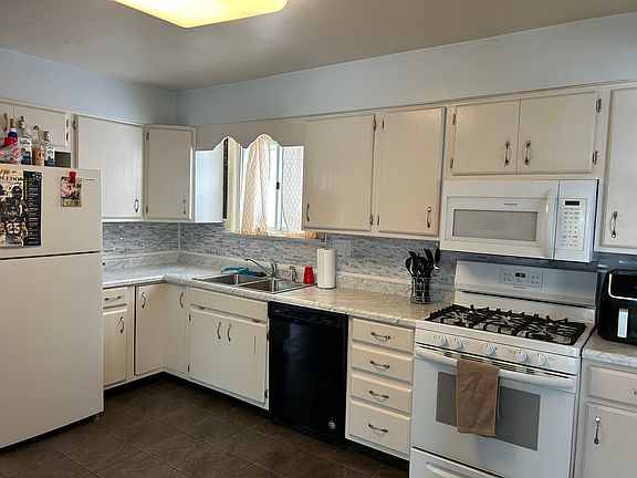 3rd image of 1760 Wyndhurst Rd