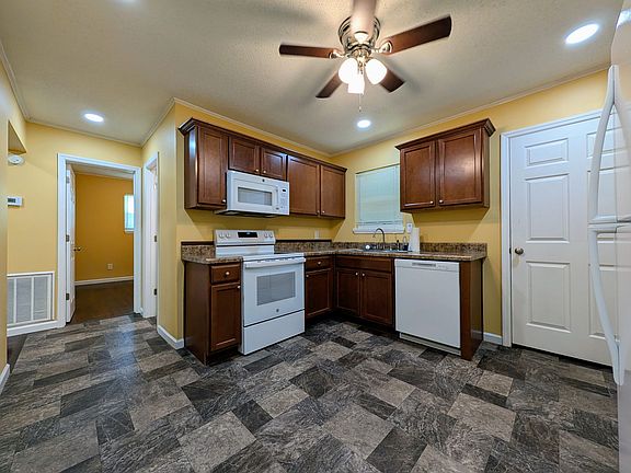 3rd image of 125 Dixie Dr NE
