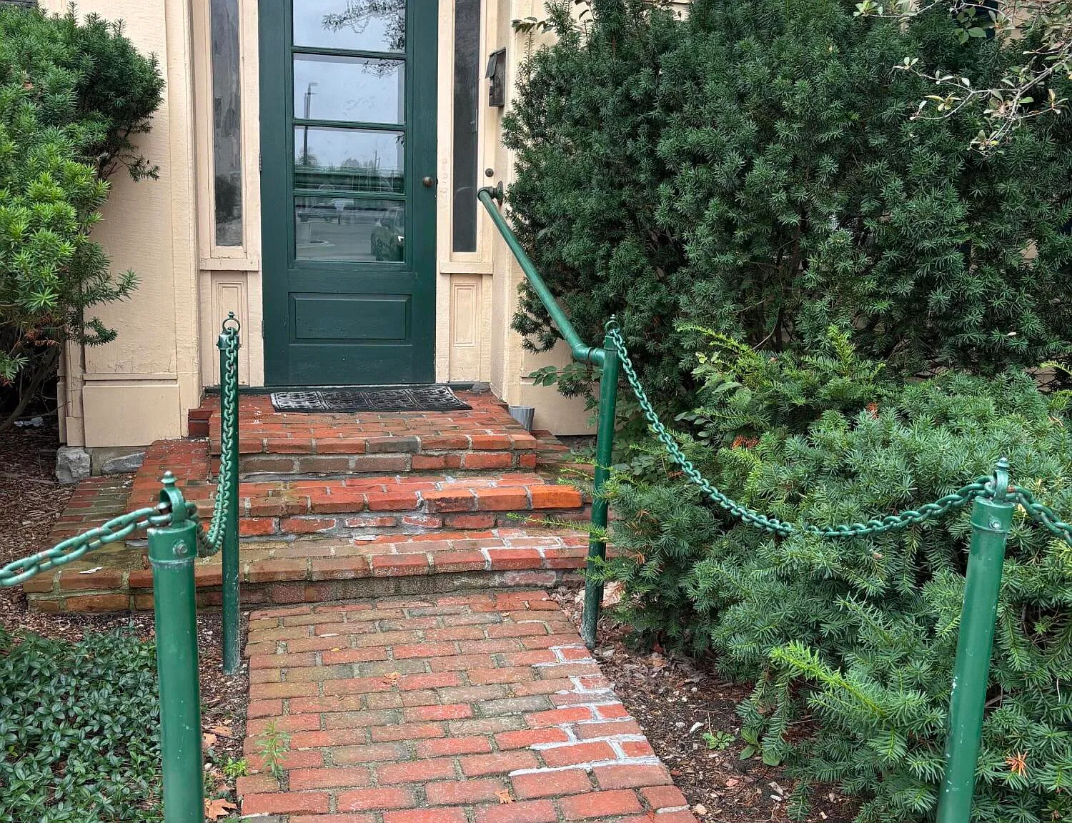 3 bed, 1.5 bath, 4450 sqft, $3,400 — Photo 1