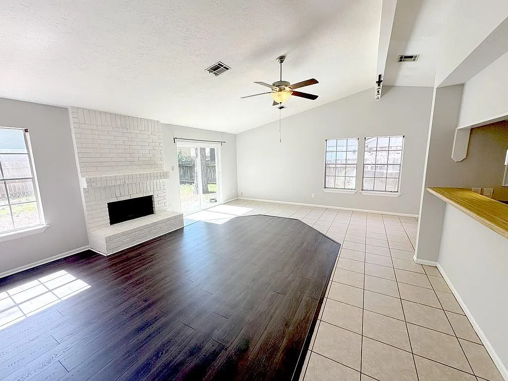 3 bed, 2.0 bath, 1299 sqft, $2,000 — Photo 3
