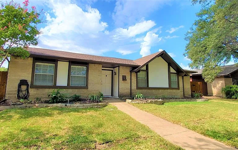 3107 Falkland Rd — Photo 1