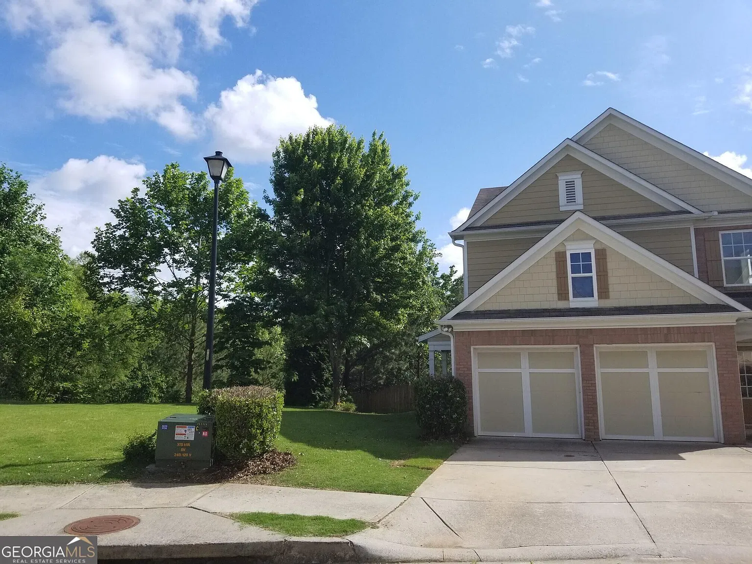 4 bed, 2.5 bath, 2038 sqft, $2,525 — Photo 3