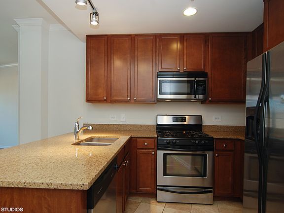 03_3200SOakParkAve_5_Kitchen_HiRes