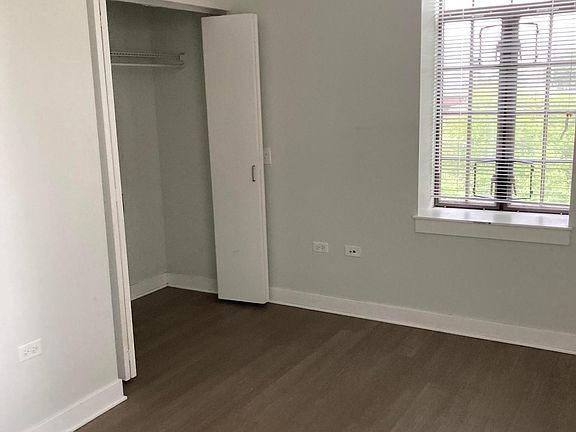 4th image of 2810 N Leavitt St #202