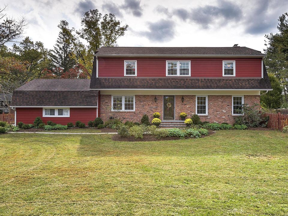 1st image of 2 Hereford Dr