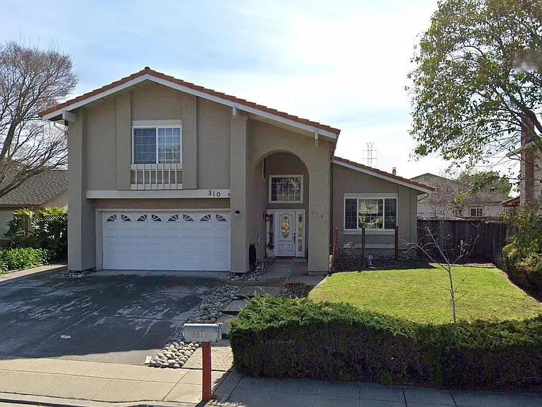 310 Laguna Dr — Photo 1