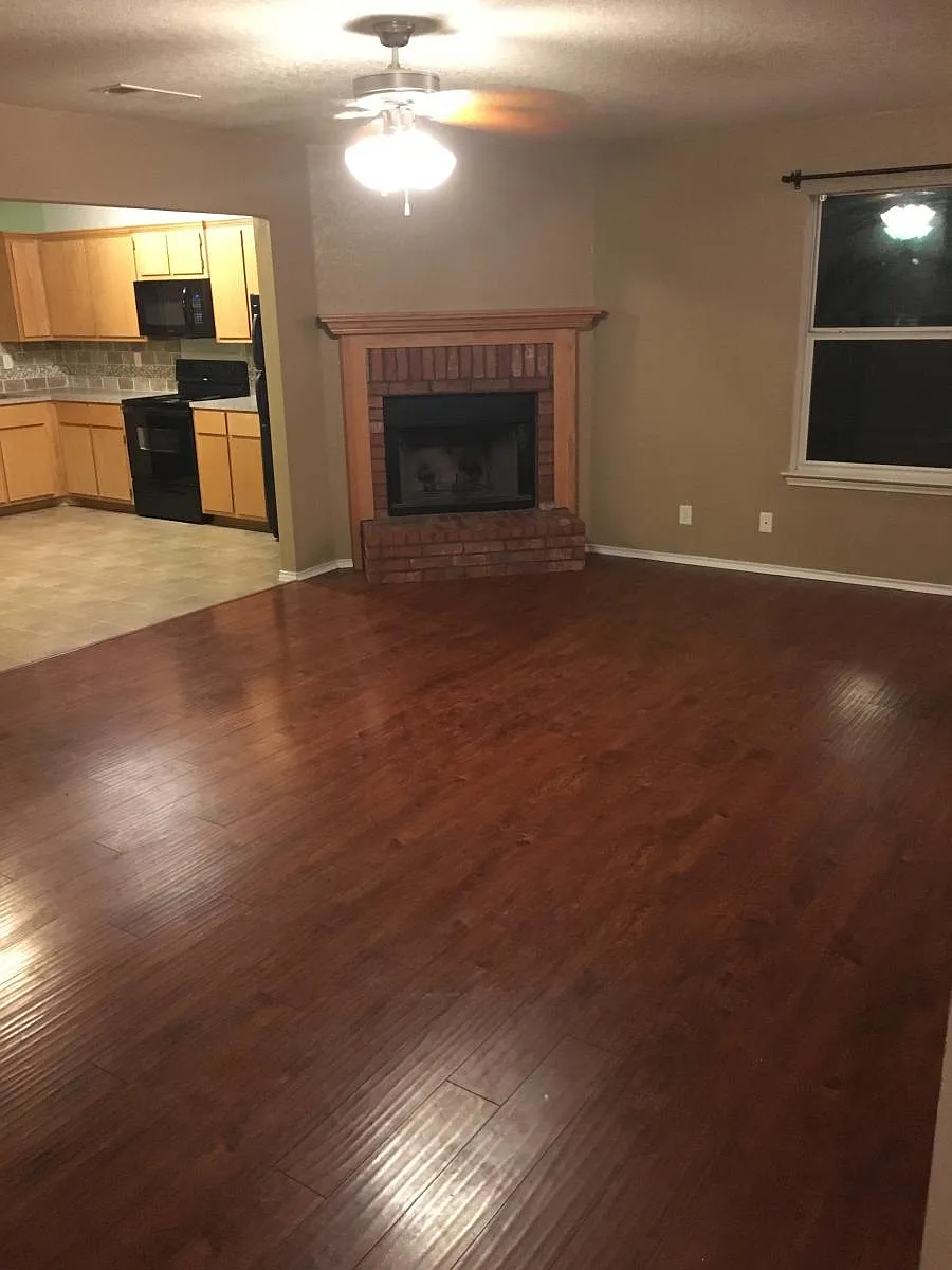 Living room - 4706 Stonehaven Dr