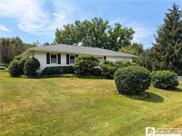 7 Swan St, Forestville, NY 14062