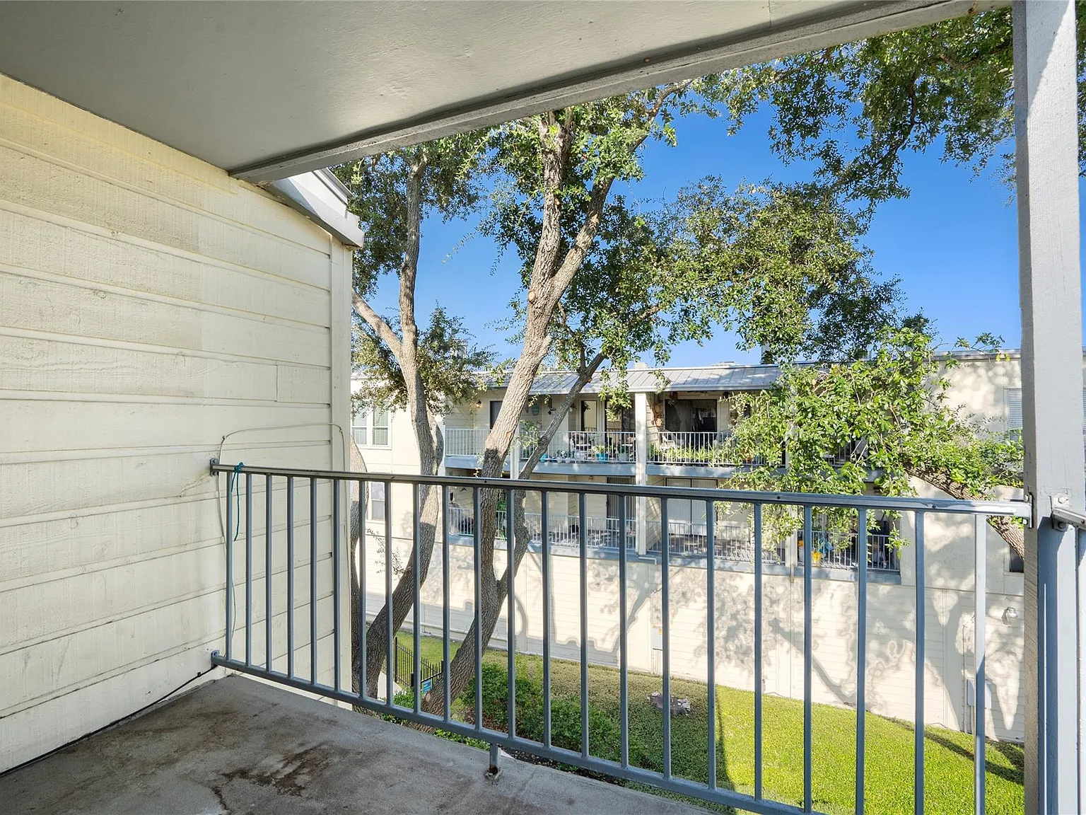 1 bed, 1.0 bath, 782 sqft, $1,300 — Photo 2