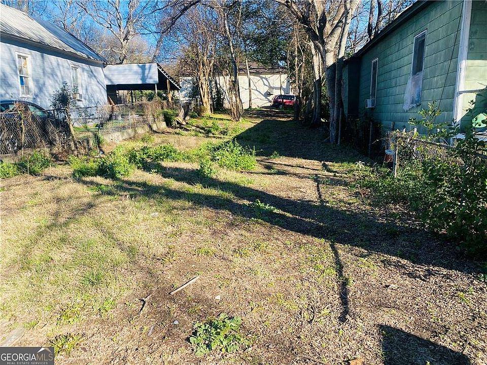 2nd image of 1004 N Railroad St