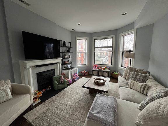 2nd image of 1051 N Leavitt St #2F