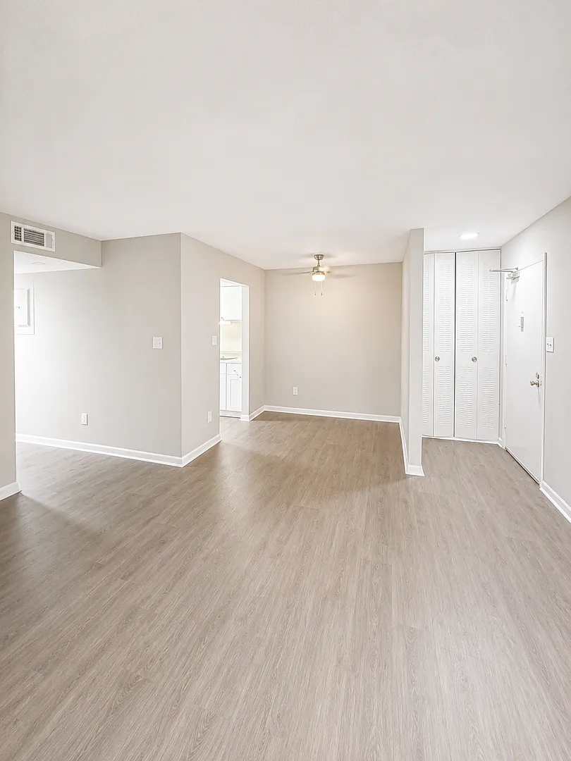 Large 3 bedroom condo! Move in Special — Photo 4