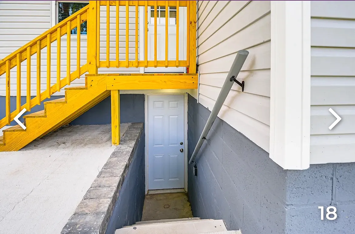 Building Photo - 304 Camrose Ave #B