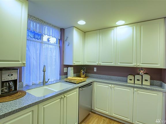 5th image of 800 96th Ave NE Unit A102