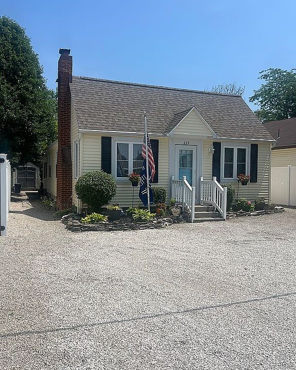1st image of 229 N Sackett Rd