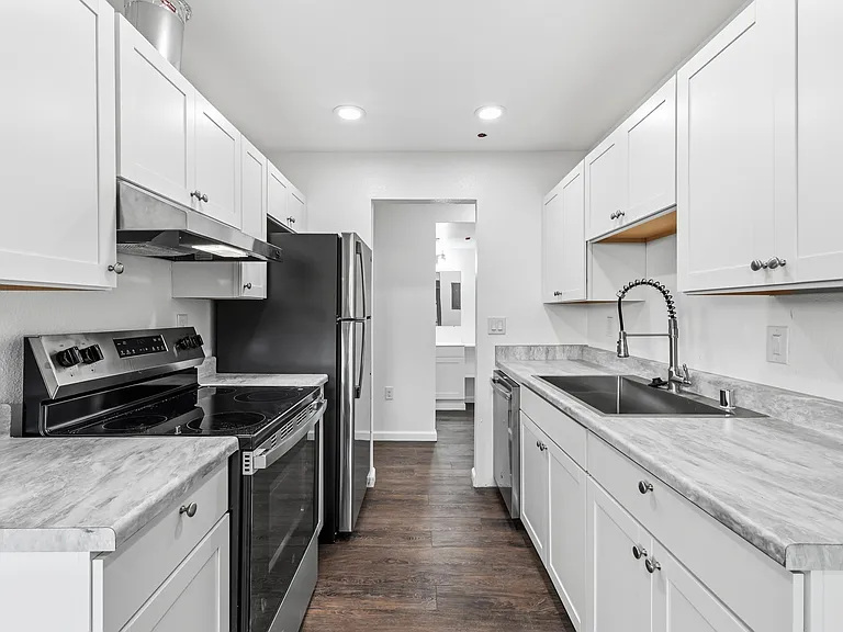 Oakbrook Apartments — Photo 10