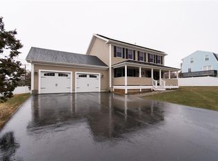 2 Maloney Ln, Middletown, RI 02842