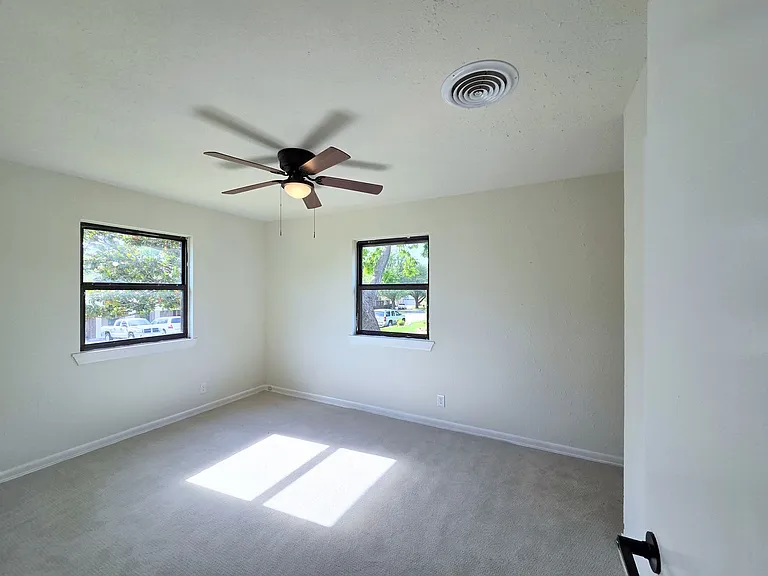 217 Ross Ave — Photo 26