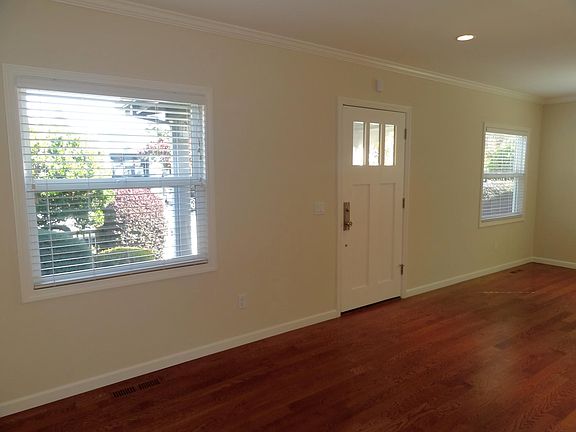 4th image of 938 Emerson St