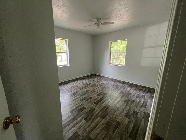 190 E Highland Dr — Photo 5