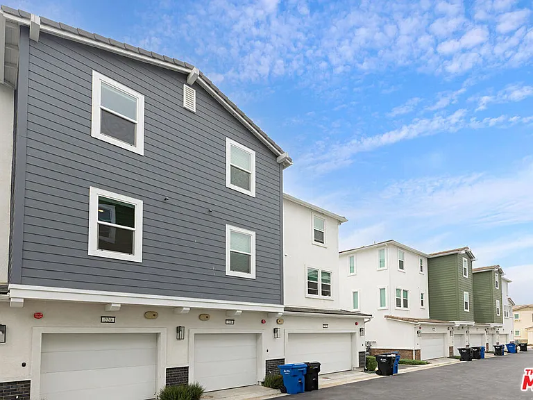 220 Lockhart Way — Photo 26