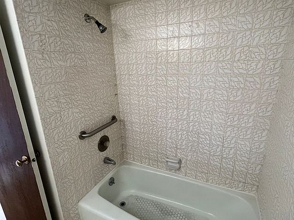 5th image of 2612 Broadmoor Dr APT 4