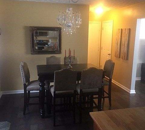 3rd image of 10 Woodbury Ln