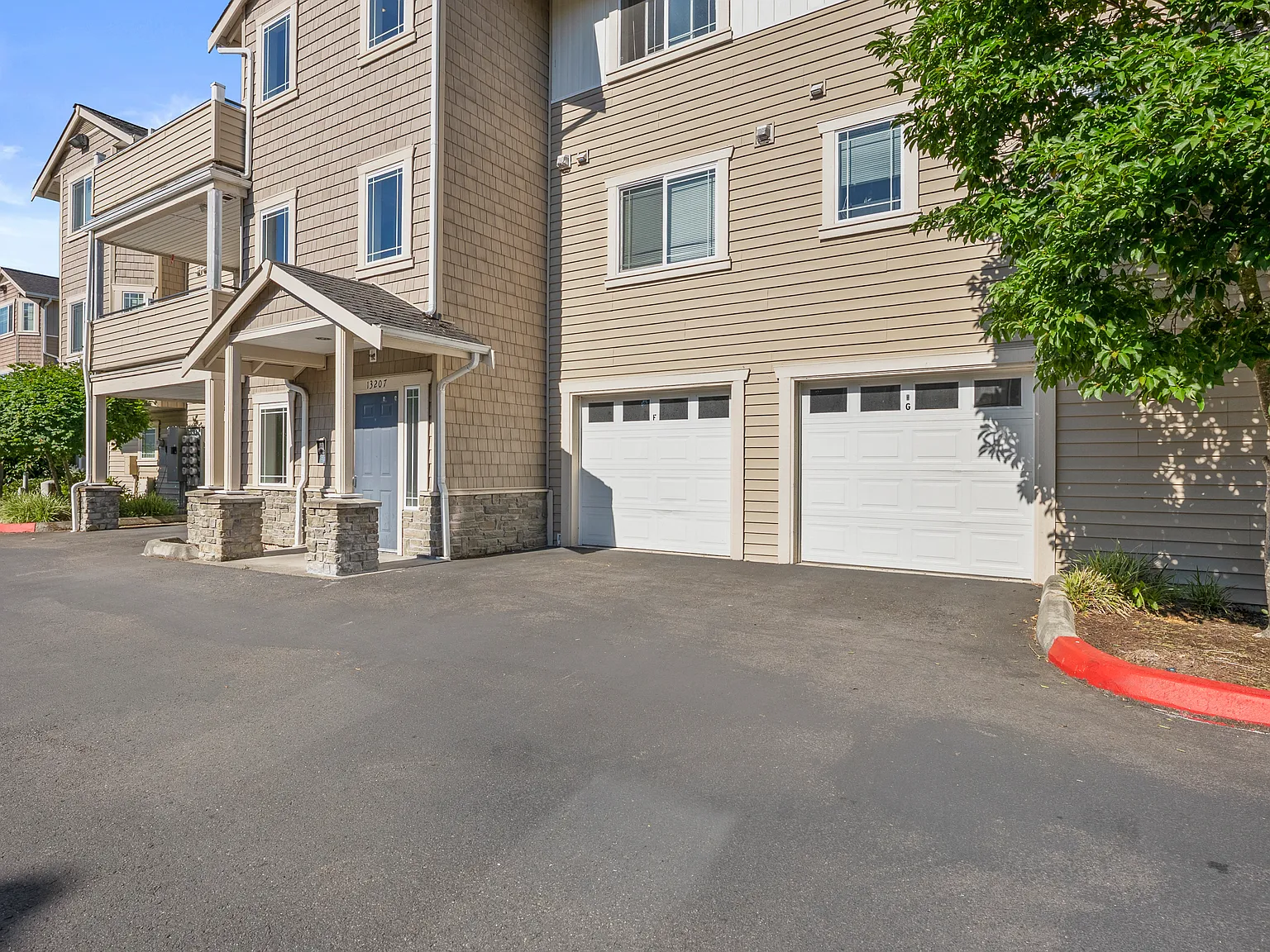 2 bed, 915 sqft, $2,345 — Photo 3