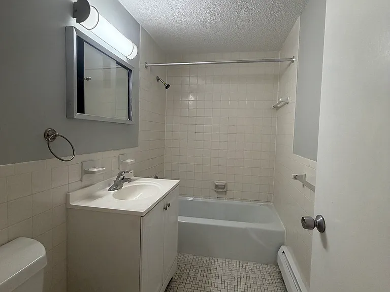 138 Store Ave #2P — Photo 5