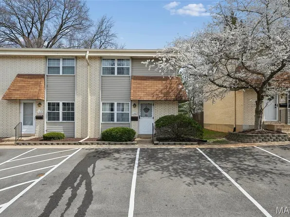 140 Burtonwood Dr, Ballwin, MO 63011