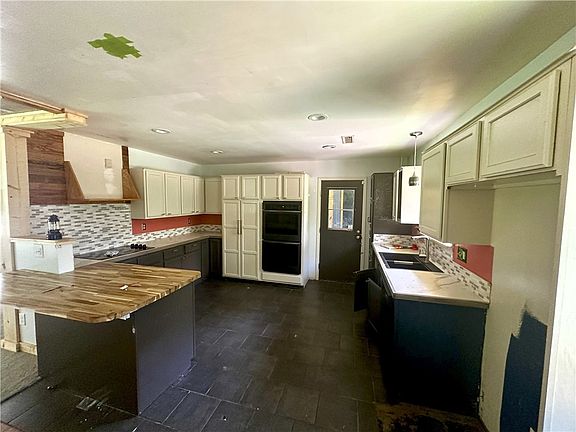 5th image of 17900 Crestwood Dr