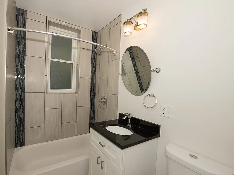 2724 W Division St #2R — Photo 4