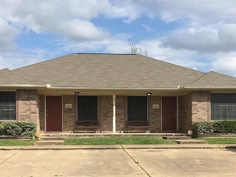 1724 Rock Hollow Loop — Photo 1