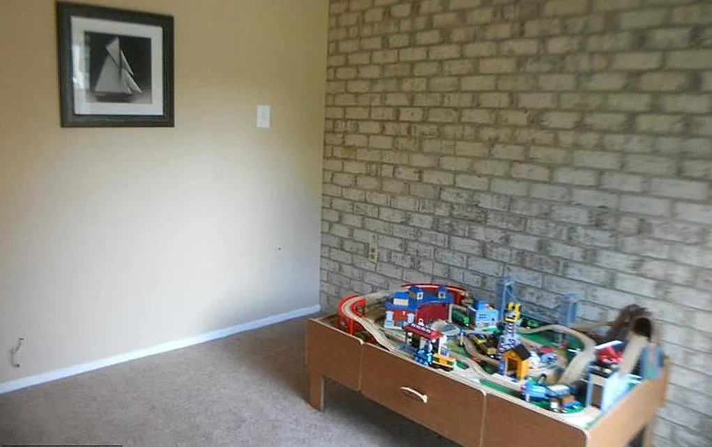 10026 Stedwick Road — Photo 2