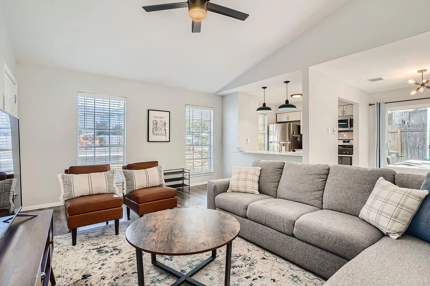 3 bed, 2.0 bath, 1950 sqft, $1,700 — Photo 2