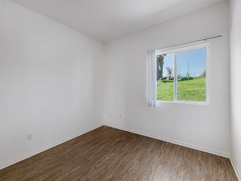 251 Robinson St — Photo 55