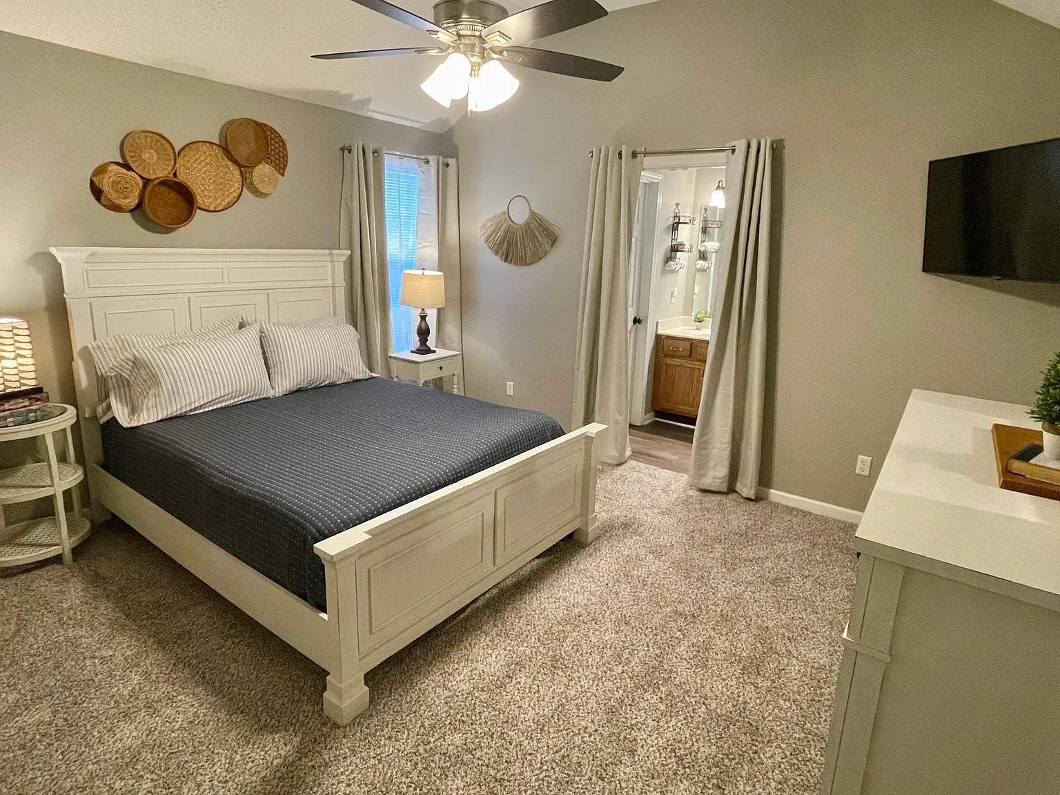 3 bed, 1108 sqft, $3,870 — Photo 2