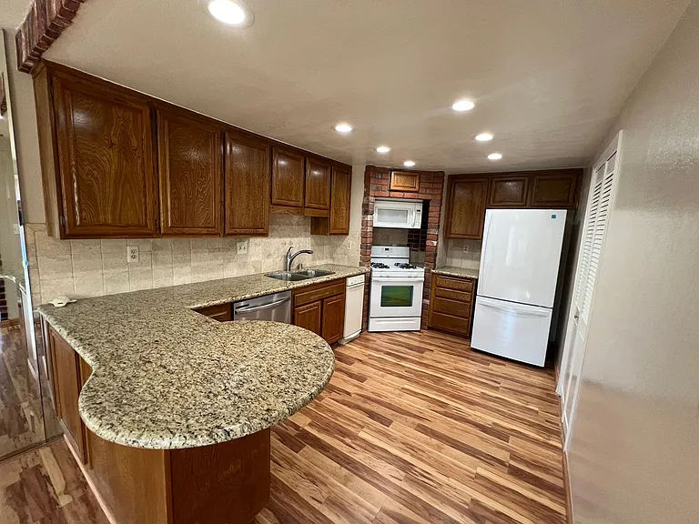 2604 Calle Elegante — Photo 10