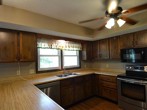 3rd image of 2305 Oak Ln