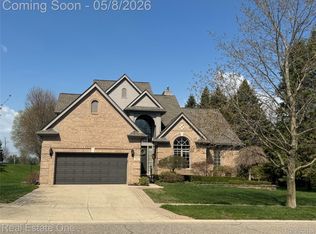 419 Roundview Dr, Rochester, MI 48307