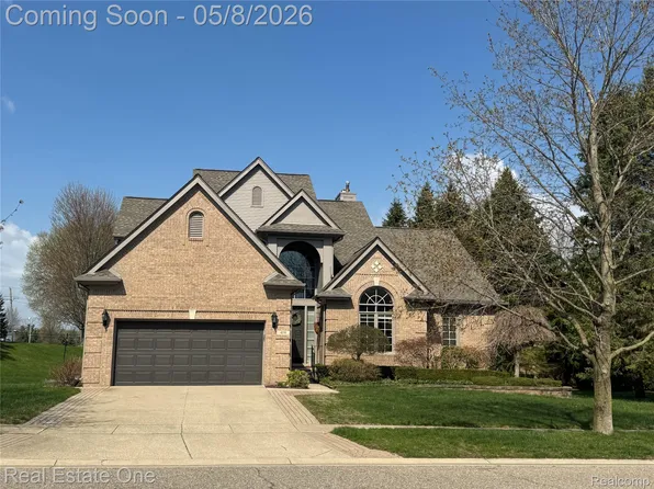 419 Roundview Dr, Rochester, MI 48307