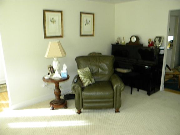 5th image of 143 Saint Andrews Dr