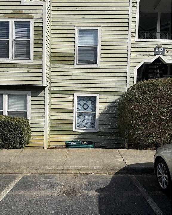 1st image of 962 Stewarts Creek Dr APT 1
