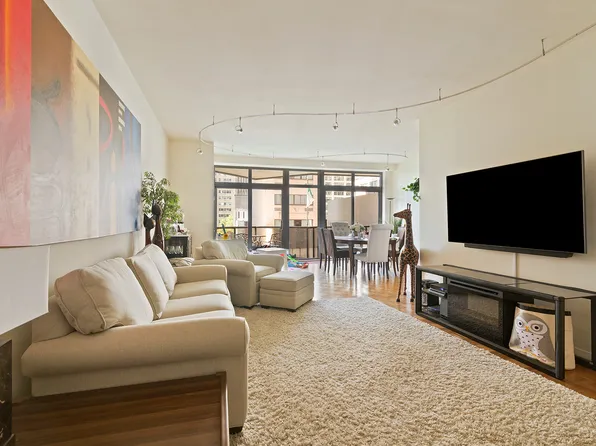 100 United Nations Plaza image 1 of 7