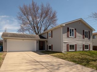 3895 Pondview Dr, Hanover Park, IL