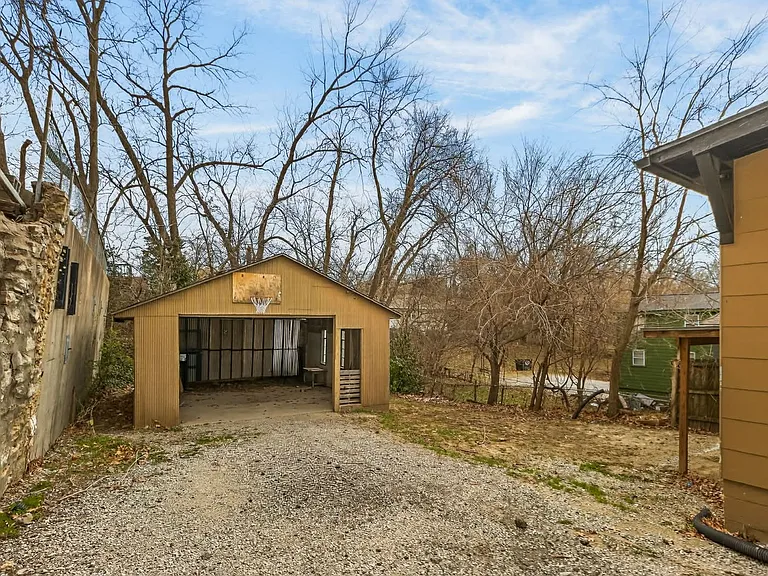 221 N Crysler Ave — Photo 22
